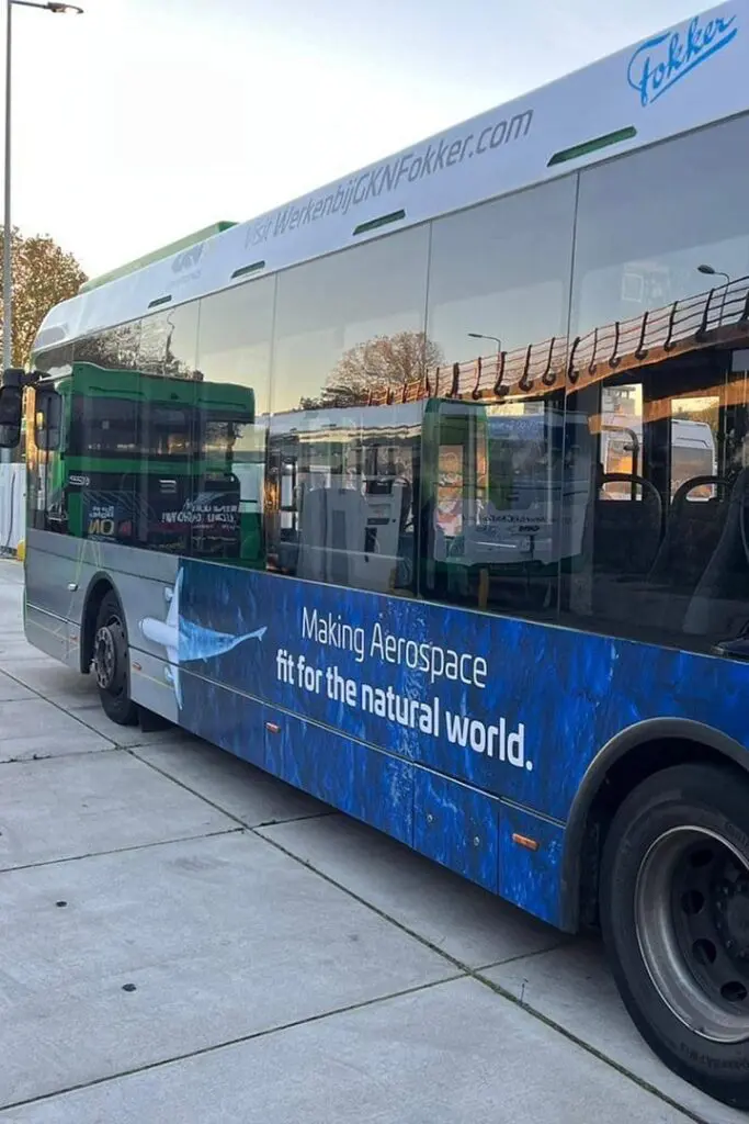 Busreclame employer branding Fokker